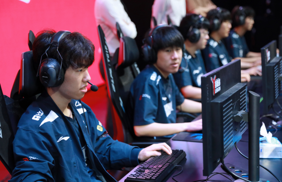 EDG力克FPX，Zeus绝境逆转