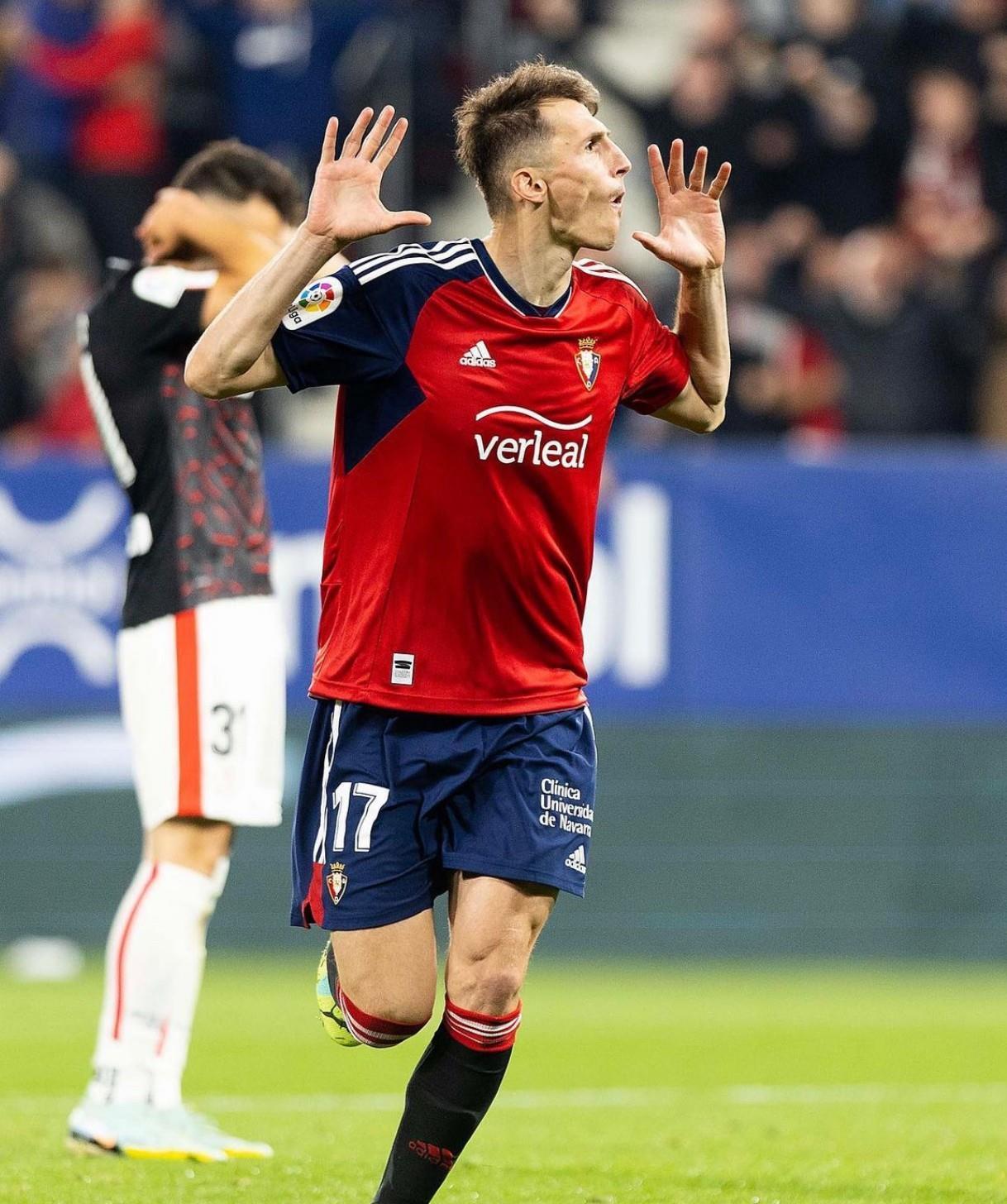 皇马前锋机警突破，助球队反击得分