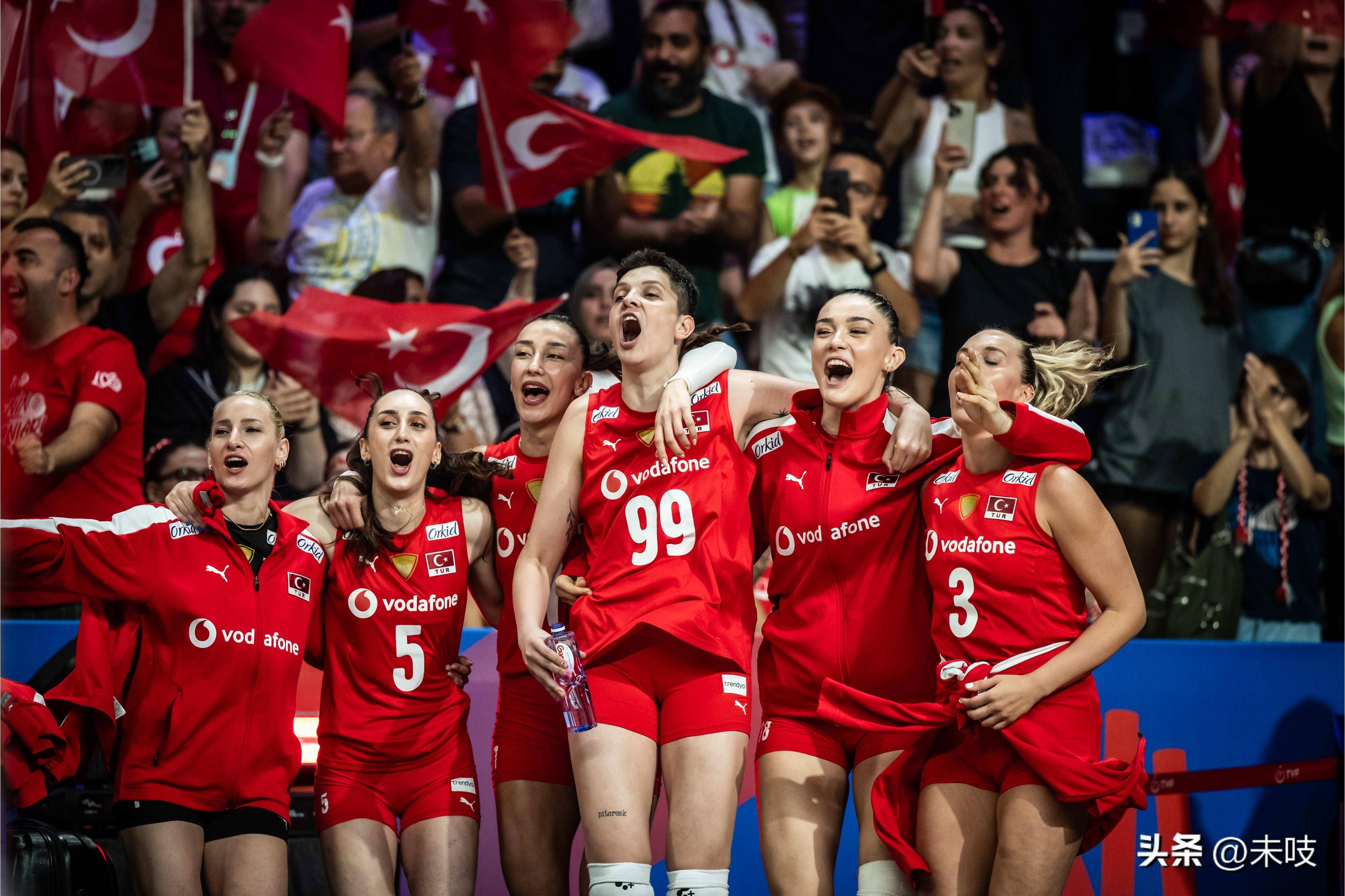 开云体育平台APP-点燃激情!女排选手奋力抗争