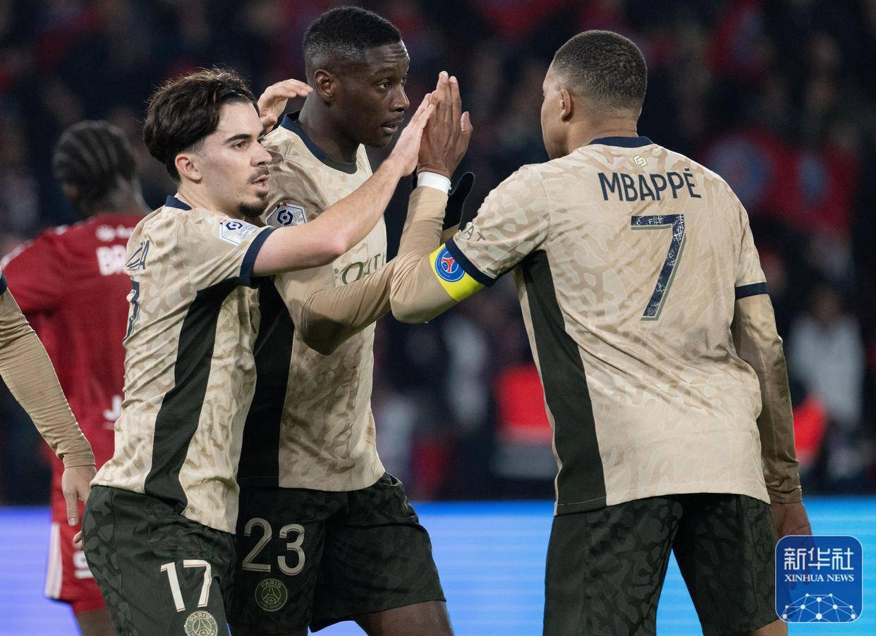 开云体育在线-巴黎圣日耳曼逆袭，重返法甲榜首之位的简单介绍