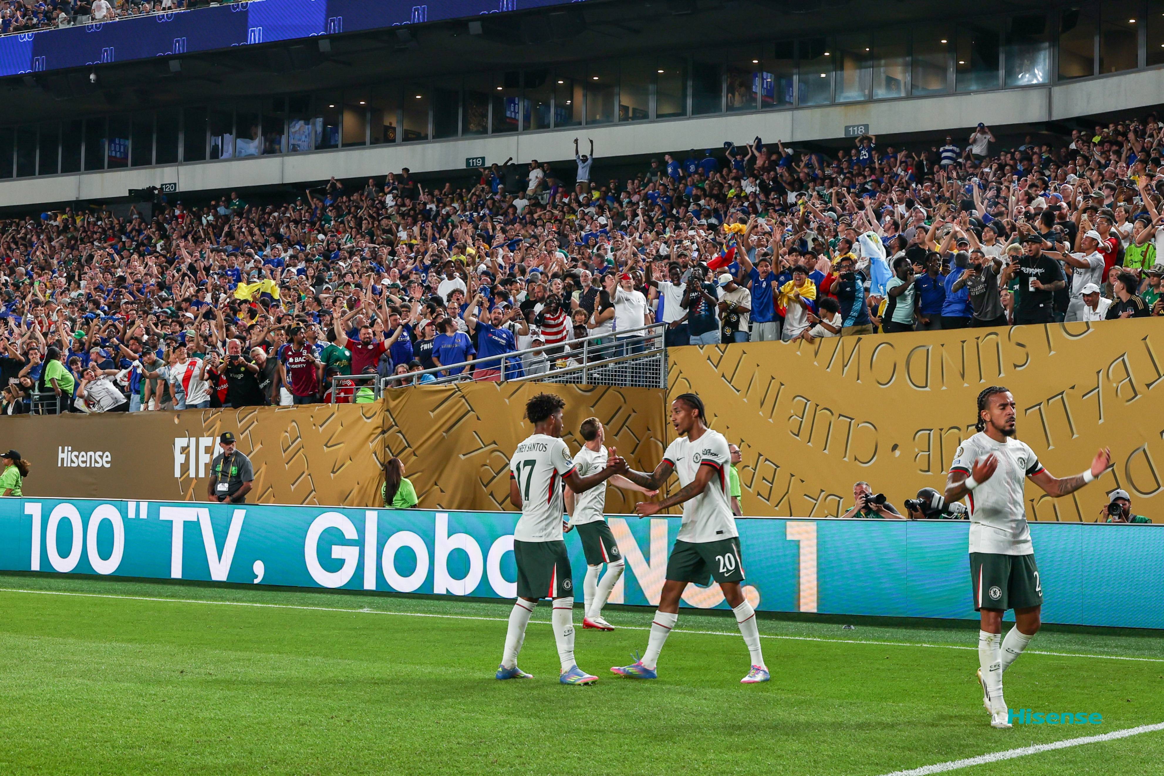 关于切尔西击败对手，稳固领先地位的信息