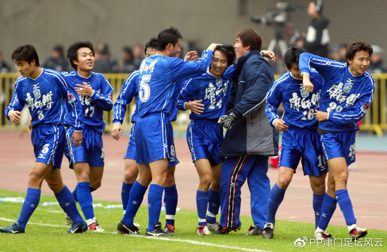 包含国内足球风云变幻：一队火速逆袭取胜一线的词条